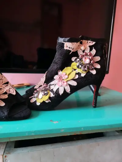 Botines de encaje con flores - miniatura 2