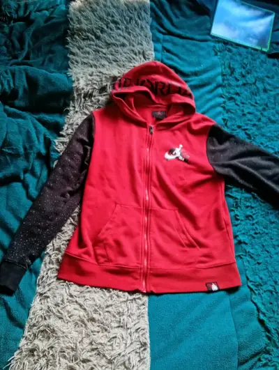 Polerón con capucha rojo y negro - miniatura 1