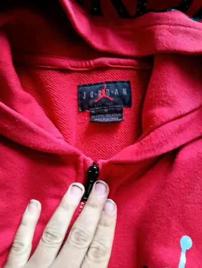 Polerón con capucha rojo y negro - miniatura 3