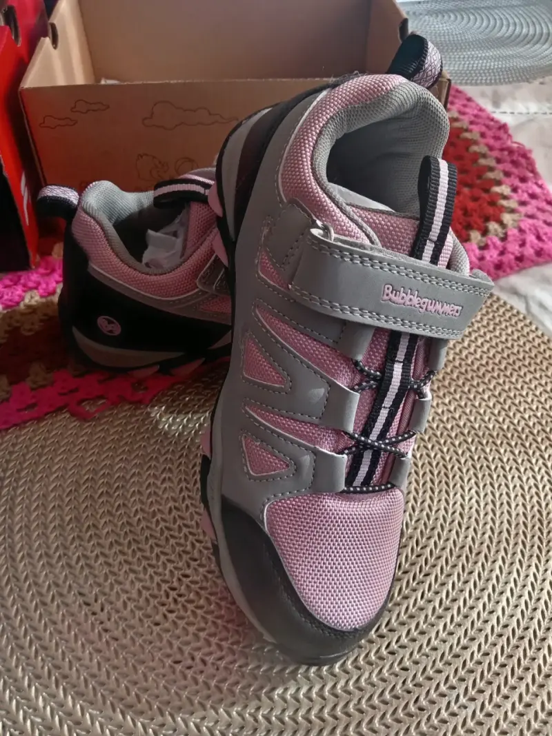 Zapatillas negras con detalles rosados - 2