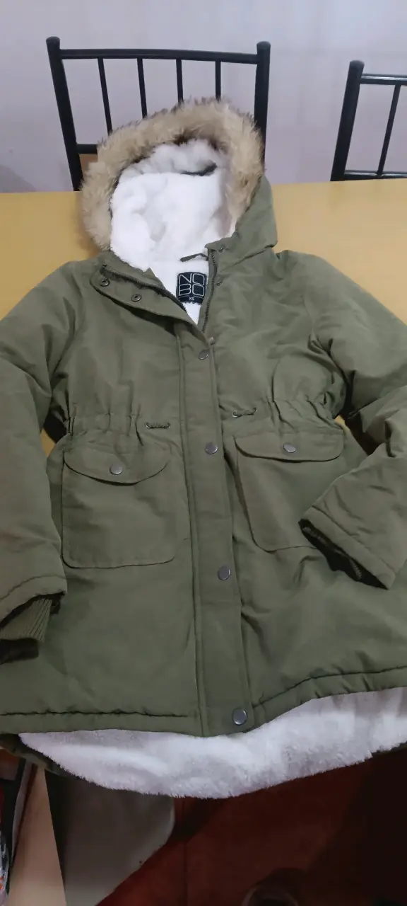 Chaqueta verde con capucha