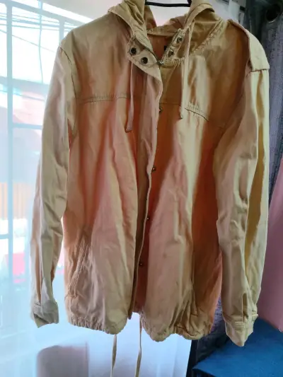 Chaqueta beige con capucha - miniatura 1