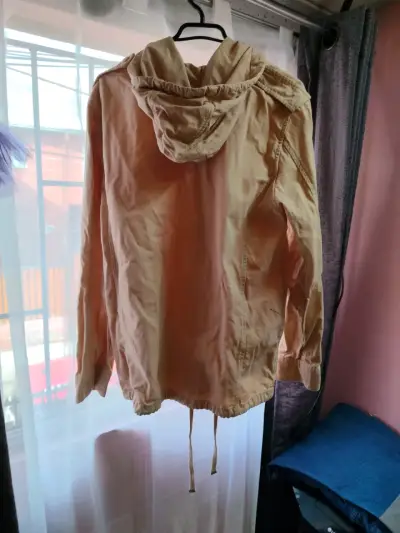 Chaqueta beige con capucha - miniatura 2