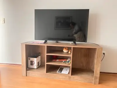 Televisor Aoc con mueble de TV de madera - miniatura 1