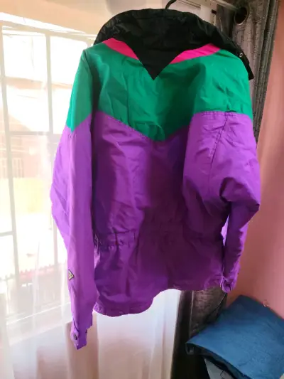 Chaqueta deportiva morada y negra - miniatura 3