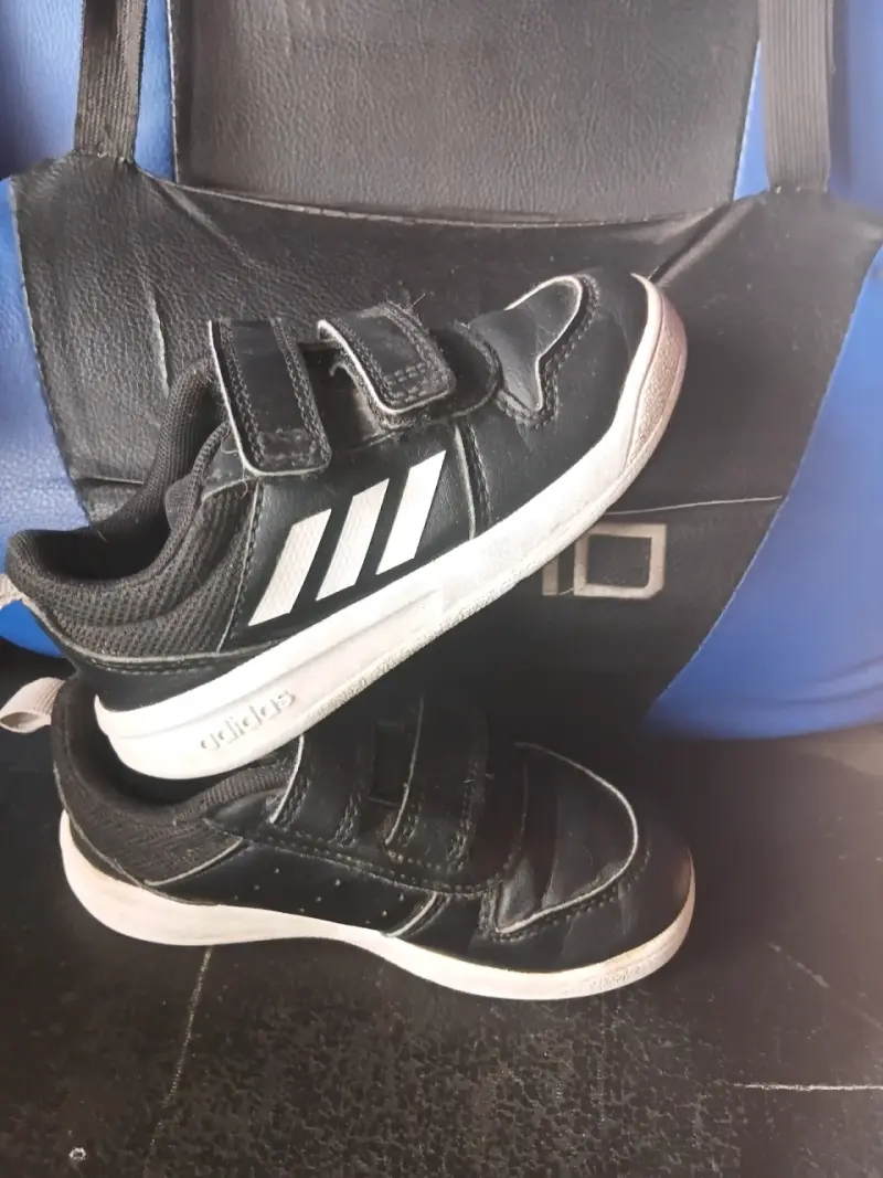 Zapatillas negras Adidas para niño numero 25 - 2
