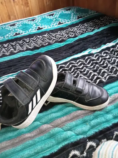 Zapatillas negras Adidas para niño numero 25 - miniatura 3