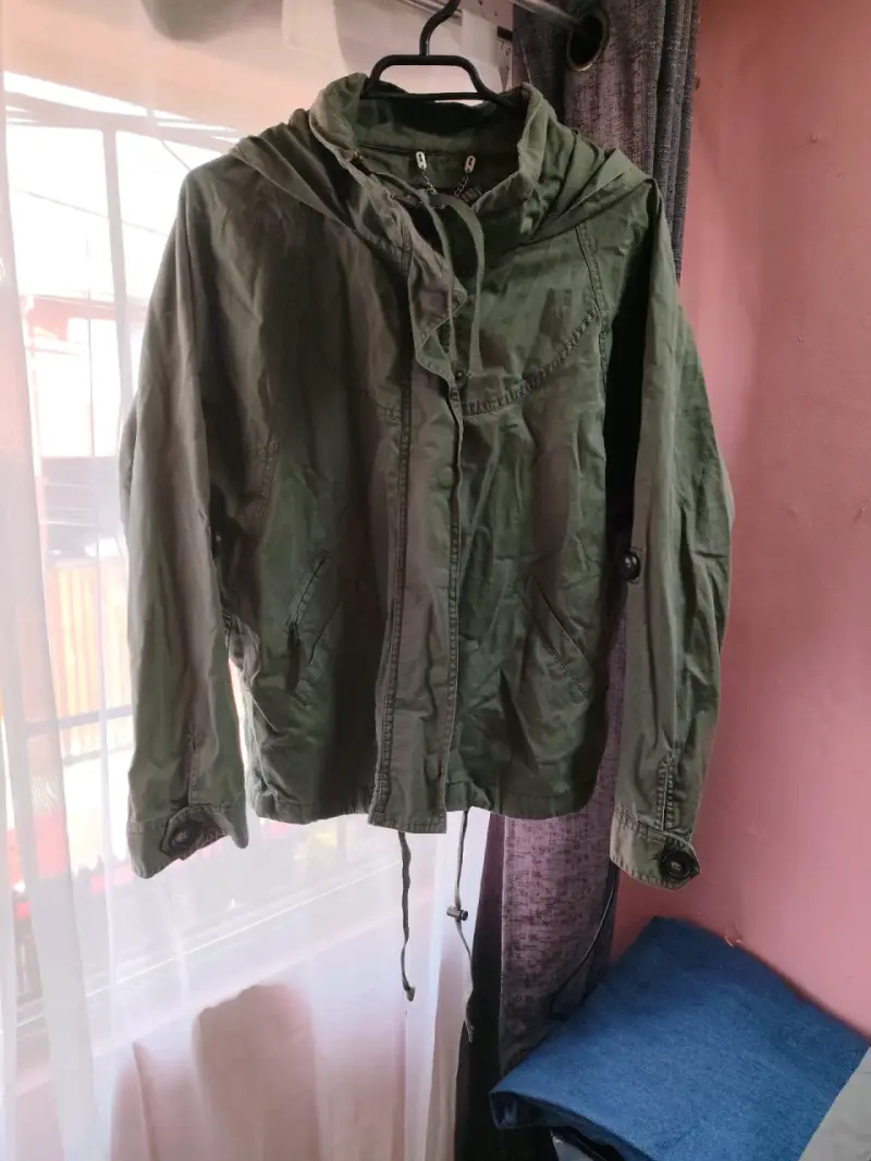 Parka verde con capucha - 1