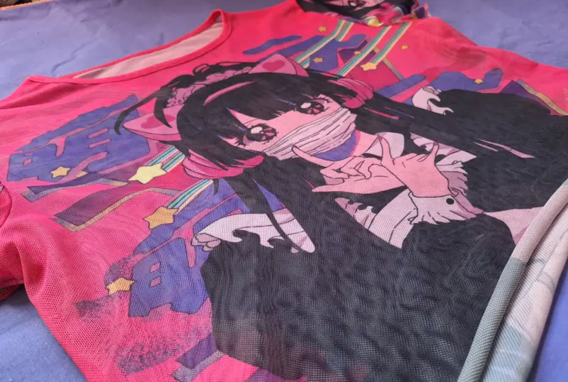 Blusa de malla rosa con estampado anime - 2