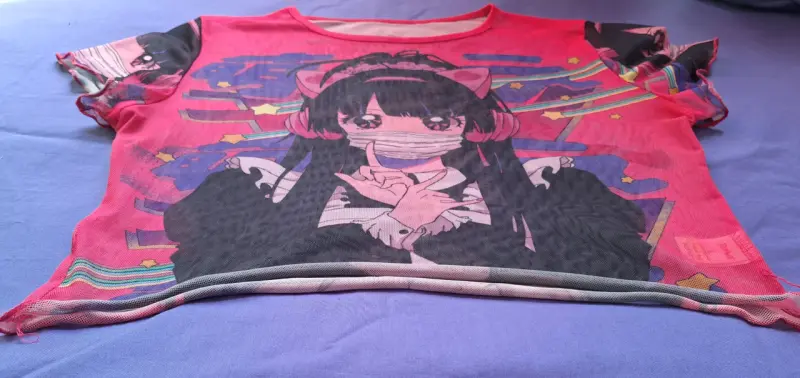 Blusa de malla rosa con estampado anime - 3