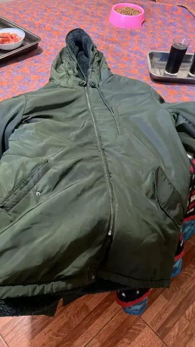 Parka verde con capucha - miniatura 2