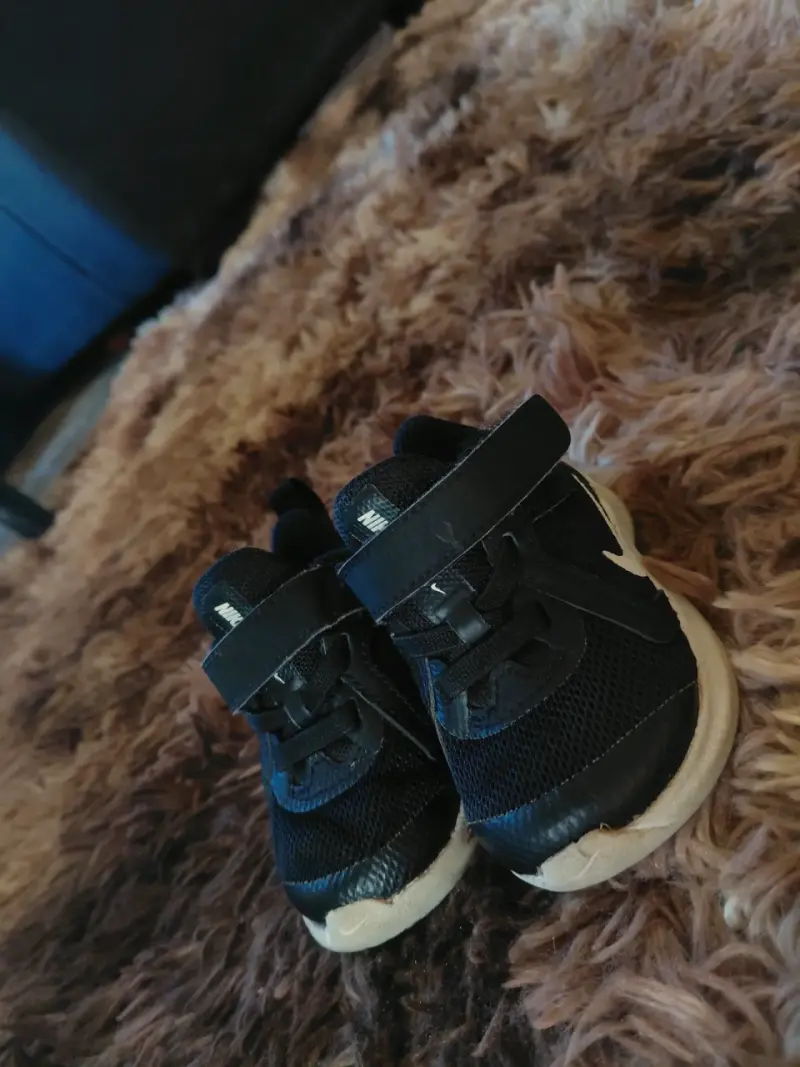 Zapatillas negras de niño con velcro - 1