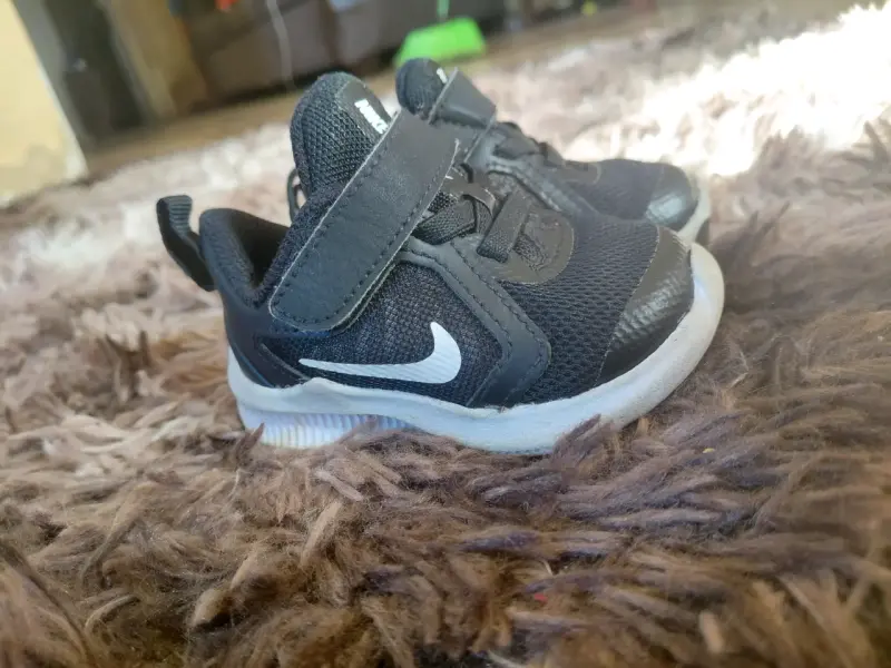 Zapatillas negras de niño con velcro - 2