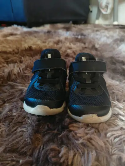 Zapatillas negras de niño con velcro - miniatura 3