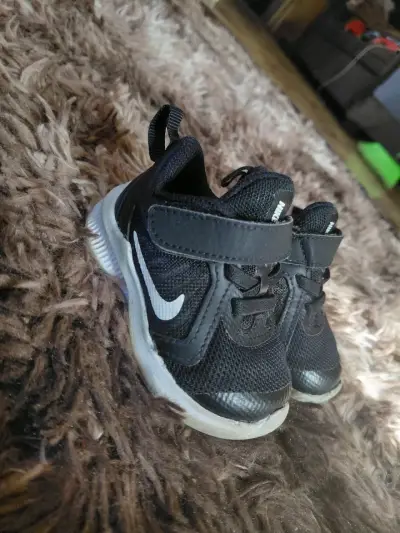 Zapatillas negras de niño con velcro - miniatura 4