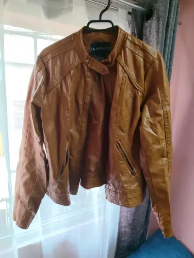 Chaqueta café de cuero sintético - miniatura 1