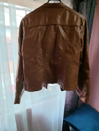 Chaqueta café de cuero sintético - miniatura 2
