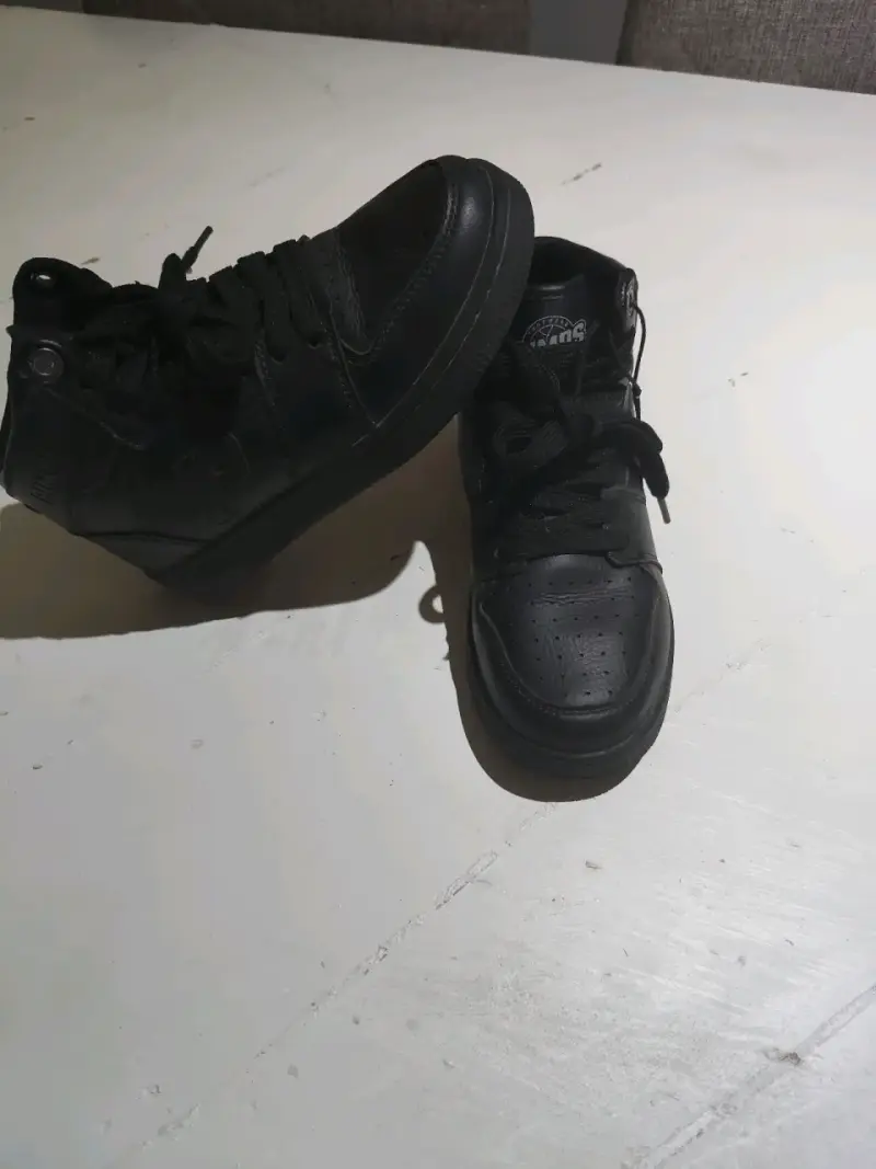 Zapatillas negras deportivas - 1