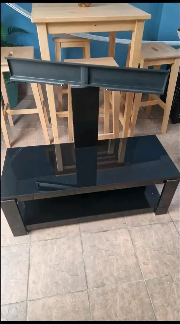Mesa de TV negra con soporte - 1