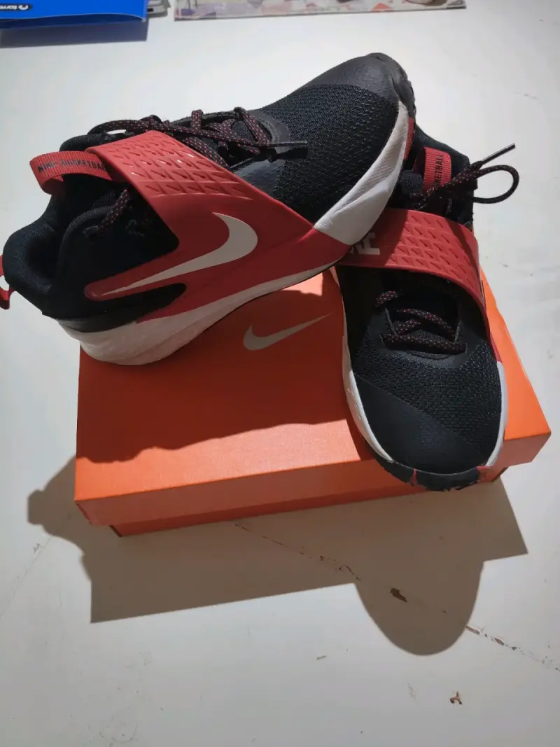 Zapatillas deportivas negras y rojas