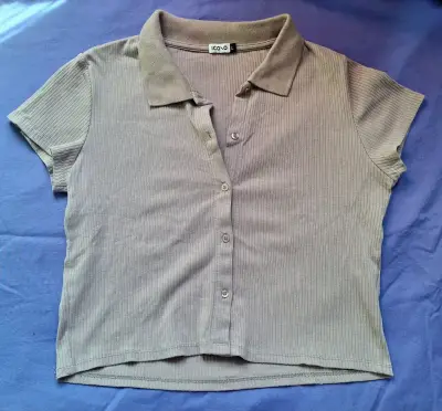 Polera beige de botones - miniatura 1