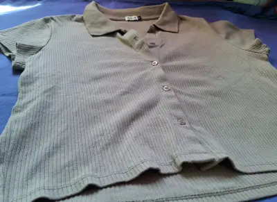 Polera beige de botones - miniatura 2