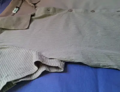 Polera beige de botones - miniatura 3