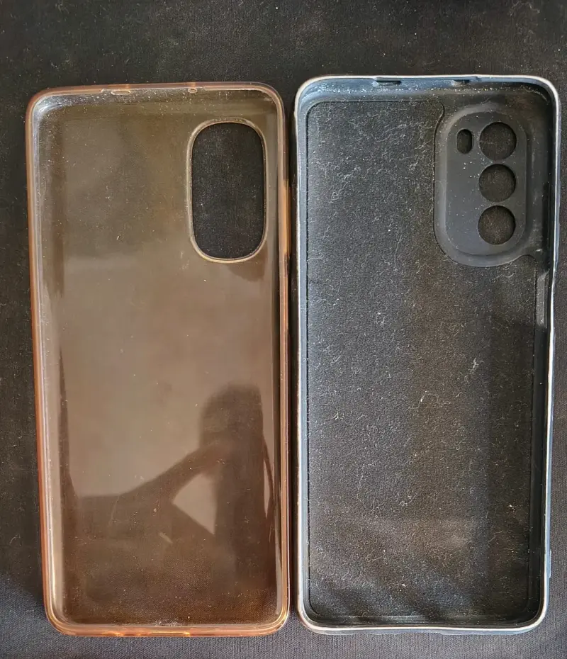 Moto G82 5G con accesorios - 2