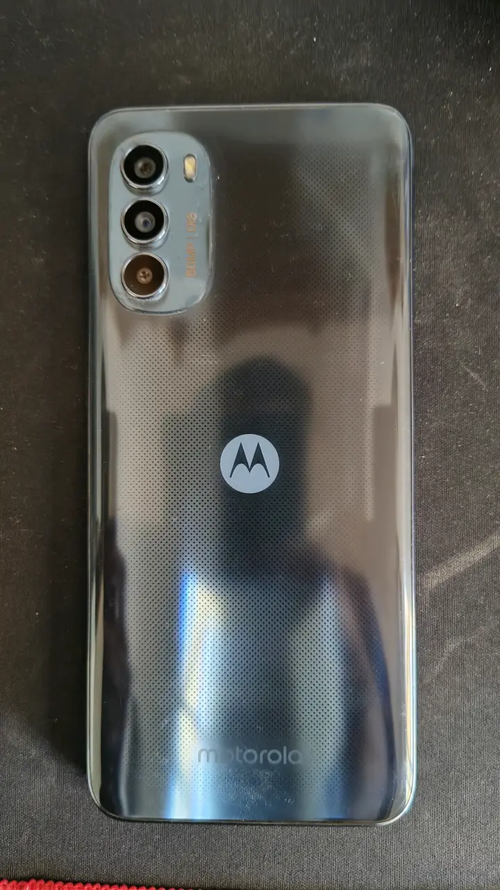 Moto G82 5G con accesorios - 3