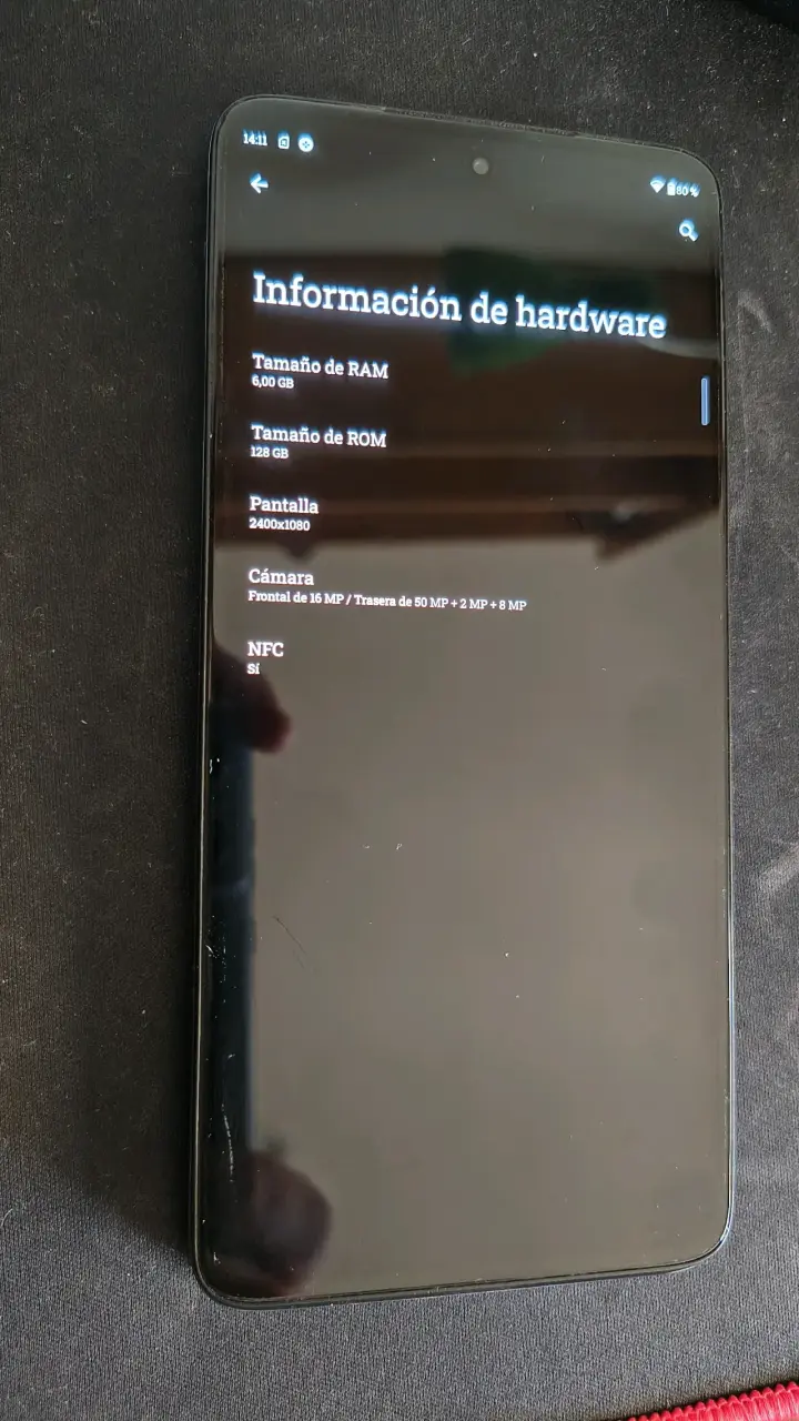 Moto G82 5G con accesorios - 4