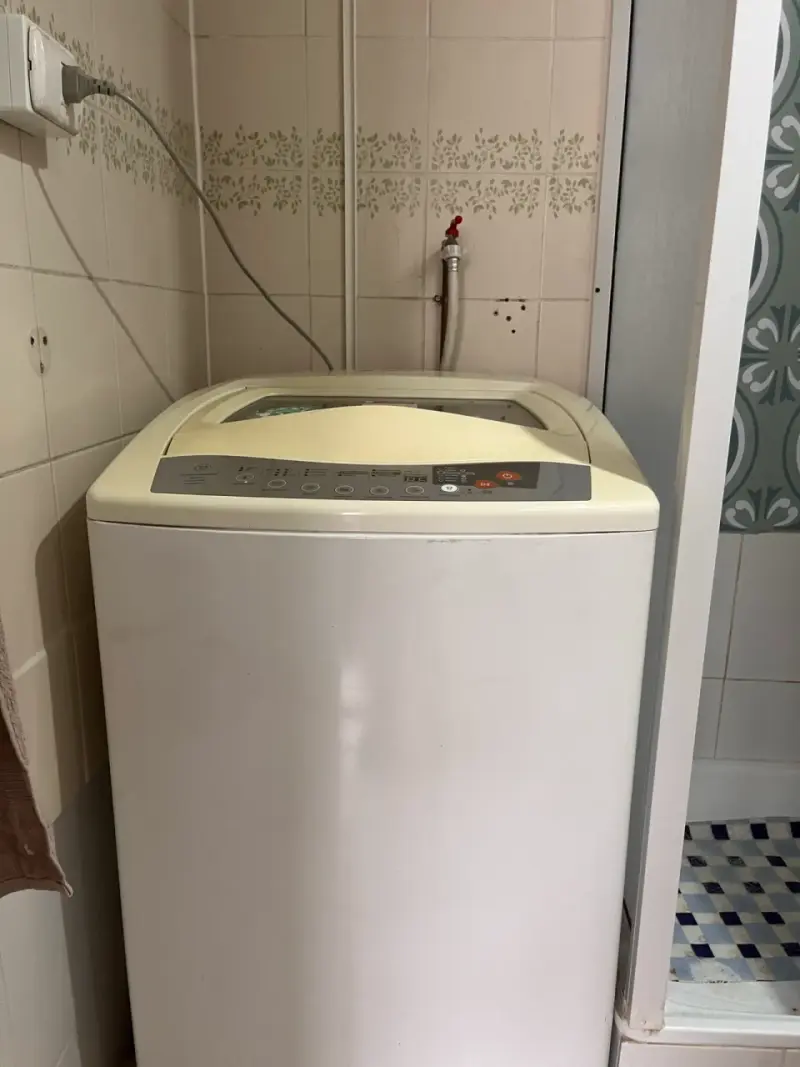 Lavadora automática blanca maderas 10 kg - 1