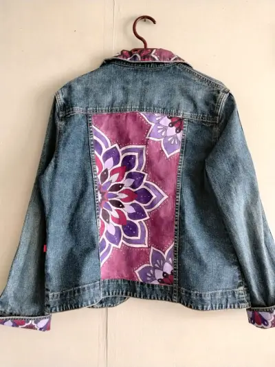 Chaqueta mezclilla intervenida a mano - miniatura 2