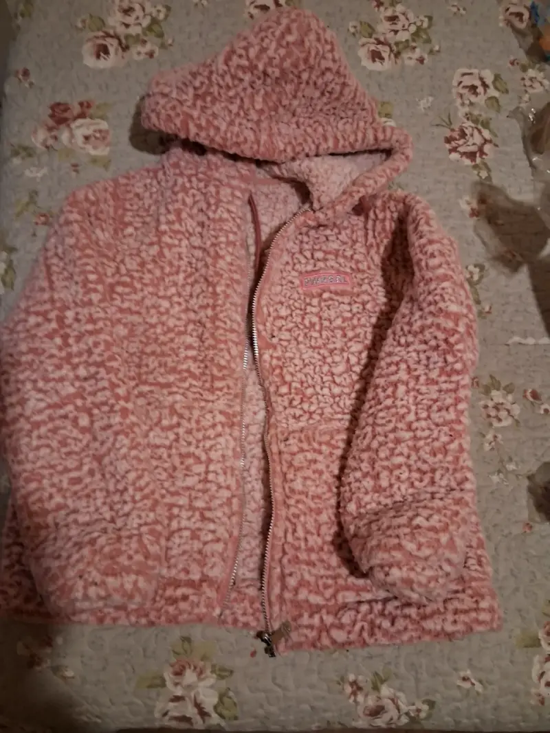 Chaqueta rosa peluda con capucha