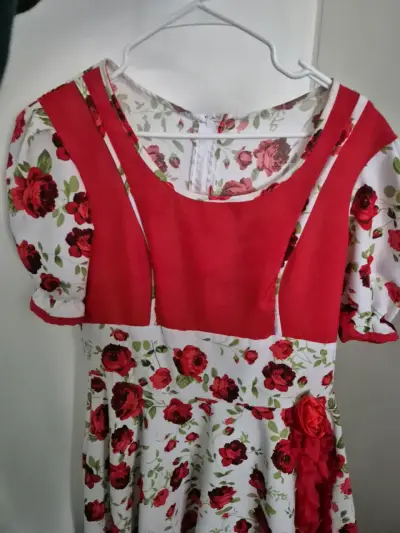 Vestido floreado rojo y blanco - miniatura 3