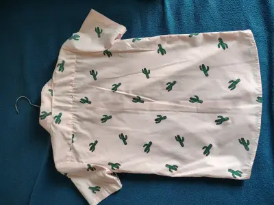 Camisa blanca con cactus - miniatura 2