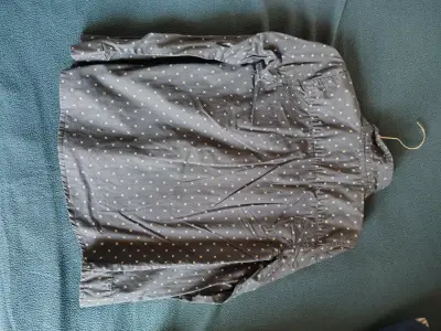 Camisa azul con diseño de cruces - miniatura 1
