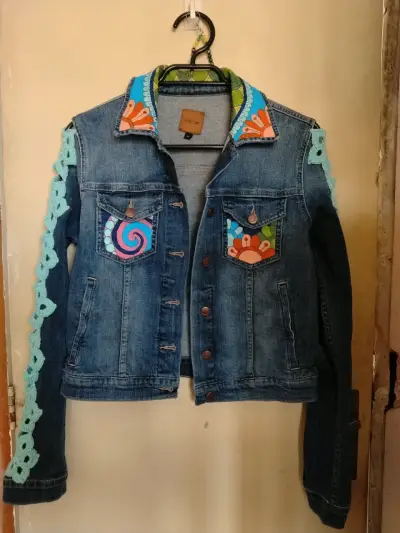 Chaqueta de mezclilla intervenida a mano - miniatura 3