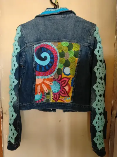 Chaqueta de mezclilla intervenida a mano - miniatura 4