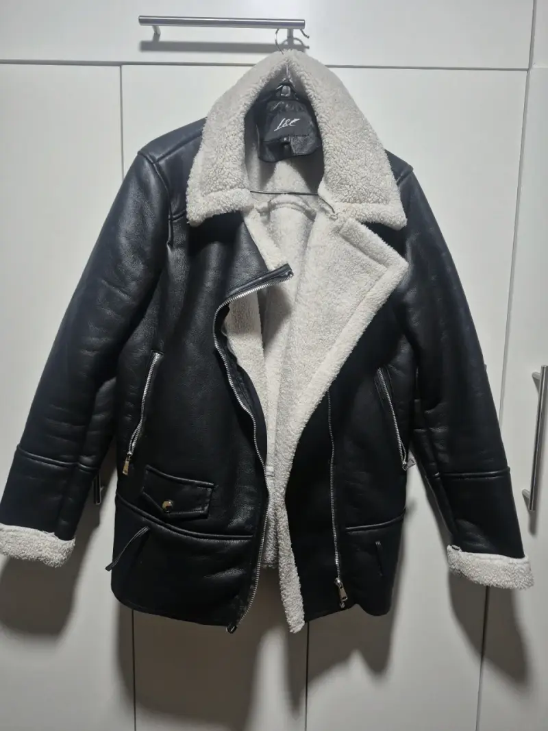Chaqueta aviadora negra y blanca