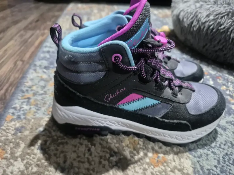 Zapatillas Skechers negras y rosadas - 1