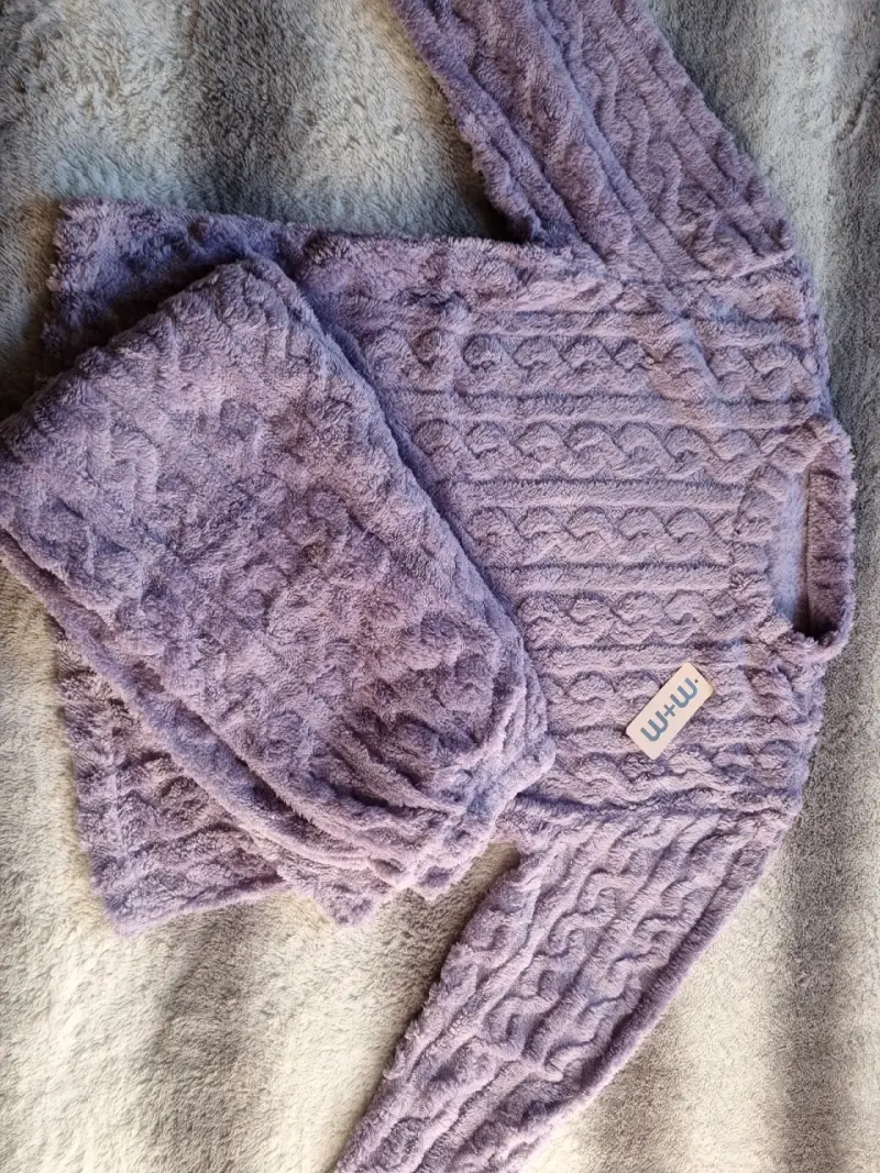 Conjunto de pijama lila de felpa