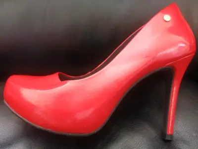 Zapato de tacón rojo - miniatura 1