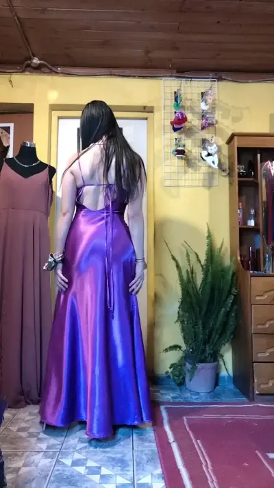 Vestido largo lila satinado - miniatura 2