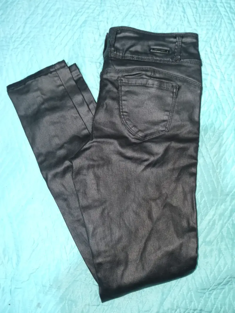 Pantalón negro de cuero sintético - 1