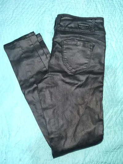 Pantalón negro de cuero sintético - miniatura 1