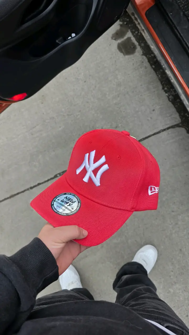 Gorra roja con logo blanco - 1