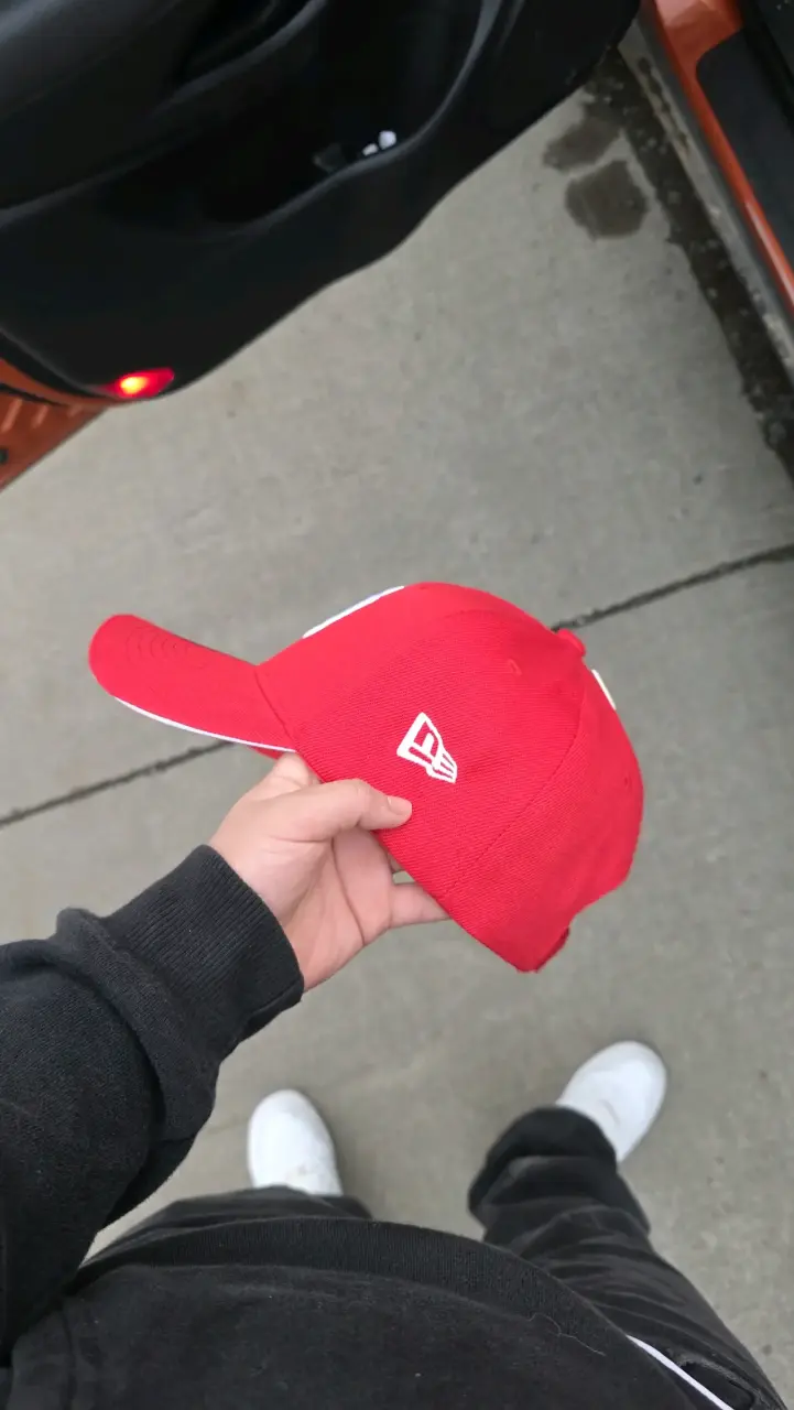 Gorra roja con logo blanco - 2