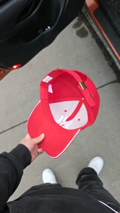 Gorra roja con logo blanco - miniatura 3