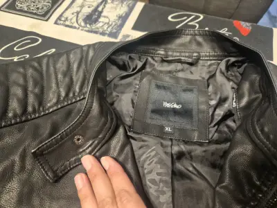 Chaqueta de cuero negra - miniatura 2