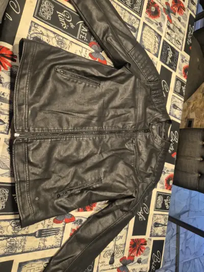 Chaqueta de cuero negra - miniatura 3